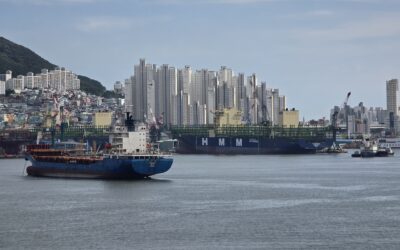 Expedice směřující do Japonska spláchl silný déšť. Průjezd Koreou byl pro historická auta pekelný 